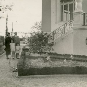 Laimutė su šeima Romoje, prie savo namo. 1937 m. Graužiniai su dukrelėmis apžiūri namus, kuriuose turi įsikurti. „Būsimajam mūsų darželyje. Roma 1937-V-10“.