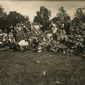 Vytauto Didžiojo gimnazijos moksleiviai iškylauja, 1926 m.? Laimutė, trečia nuo krašto – Gražutė Šlapelytė.